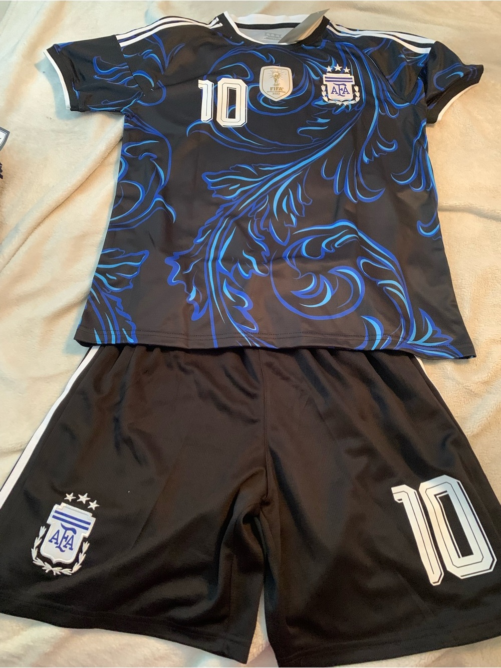 Argentina Lionel Messi #10
Soccer Jersey & Shorts Set
Men's Size Medium